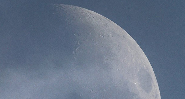 Астроном-любитель снял НЛО на фоне Луны?