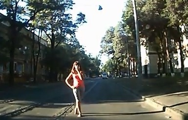 В Одессе девушка выбежала на проезжую часть и умоляла сбить ее