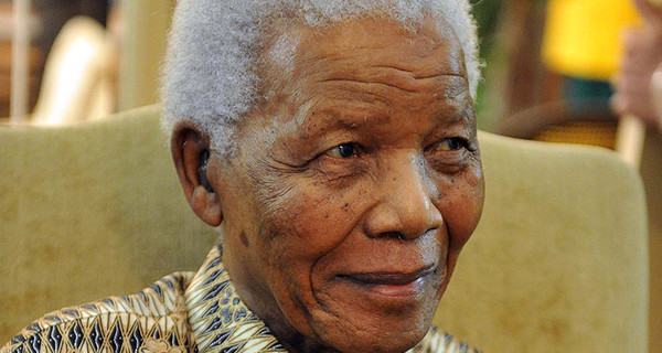 Нельсон Мандела подключен к аппарату искусственного дыхания