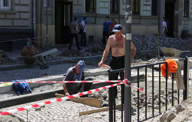 Во Львов  вернулась вонь: чиновники винят ремонт дорог