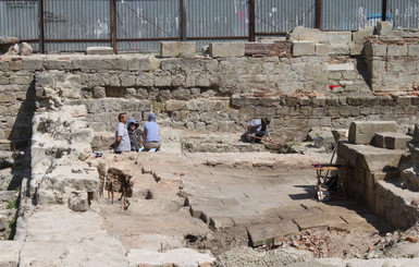 В центре раскопали остатки древней городской стены