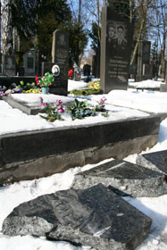 На Лукьяновском военном кладбище разгромили 28 могил 