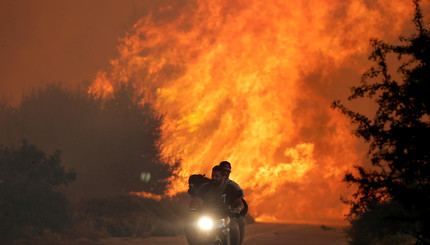 Грецию окутали сильные лесные пожары