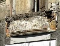 Жительница Ровно держала аварийный балкон руками, чтобы он не рухнул вниз