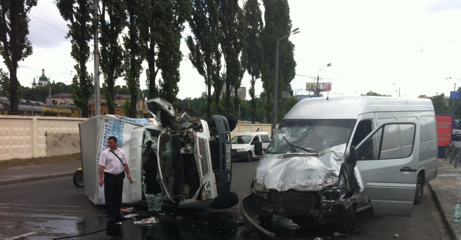 В Киеве крупная авария: разбиты четыре автомобиля, есть пострадавшие