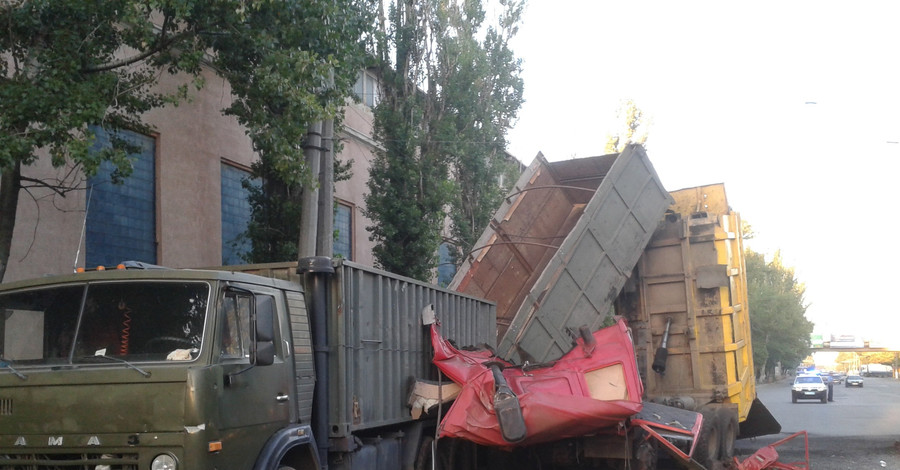 В Одессе самосвал превратился в груду металла после столкновения с фурой