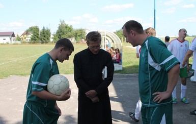 На Львовщине священники сыграли в футбол с депутатами за землю на кладбище