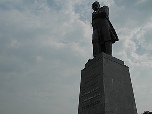 Ошибки на памятнике Кобзарю в Днепропетровске заклеили скотчем