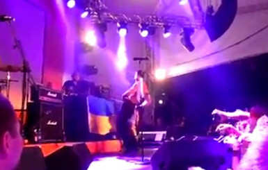 Басист группы Bloodhound Gang извинился перед украинцами за обмоченный флаг 