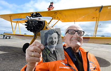 93-летний воздухоплаватель установил мировой рекорд на крыле самолета