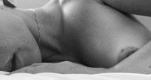 Даша Астафьева показала эротические фото с оголенной грудью 