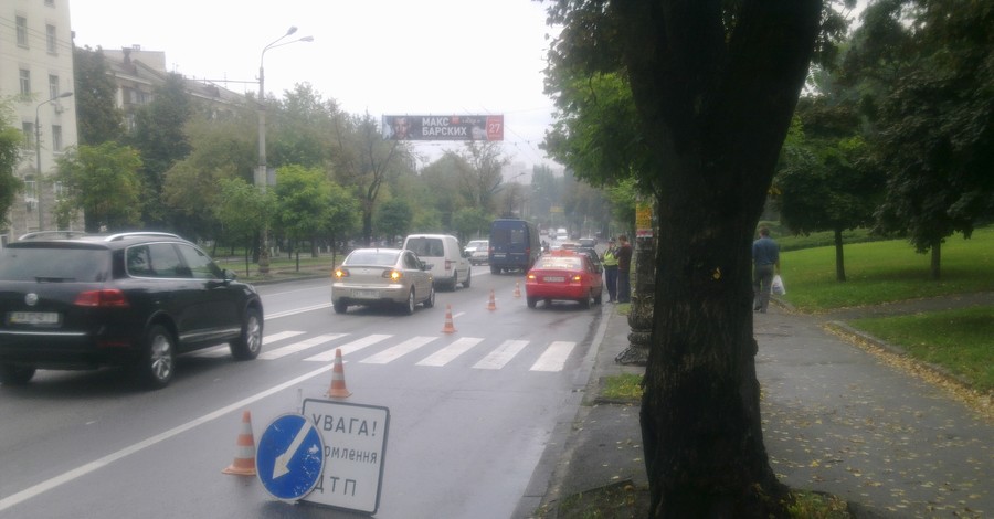 В Киеве таксист сбил прохожего на пешеходном переходе