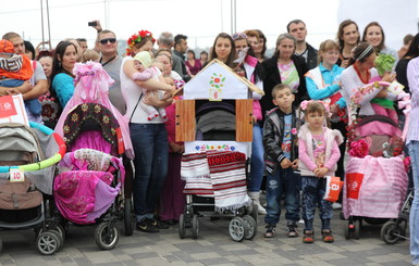На параде колясок в Днепропетровске были самолет, паровоз и украинская хата
