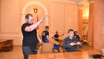 Активисты ворвались в одесскую мэрию