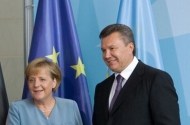 Янукович поздравил Меркель с победой на выборах