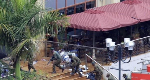 В захваченном боевиками торговом центре в Найроби нашли несколько бомб