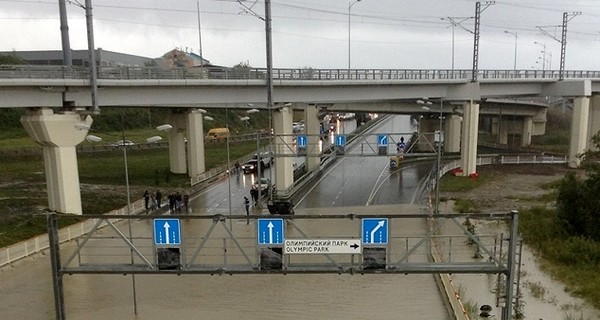 Наводнение в Сочи:  улицы под водой, сход селей и парализованный аэропорт