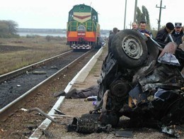 В Крыму поезд протаранил легковушку: авто всмятку, водитель в коме