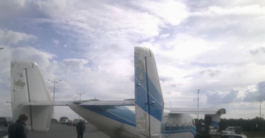 Самолет попал в ДТП на Жулянском мосту в Киеве