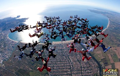 Харьковские парашютисты установили мировой рекорд.