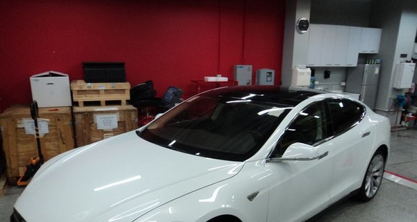 Первый электромобиль Tesla в Украине купил безработный житель Донецка