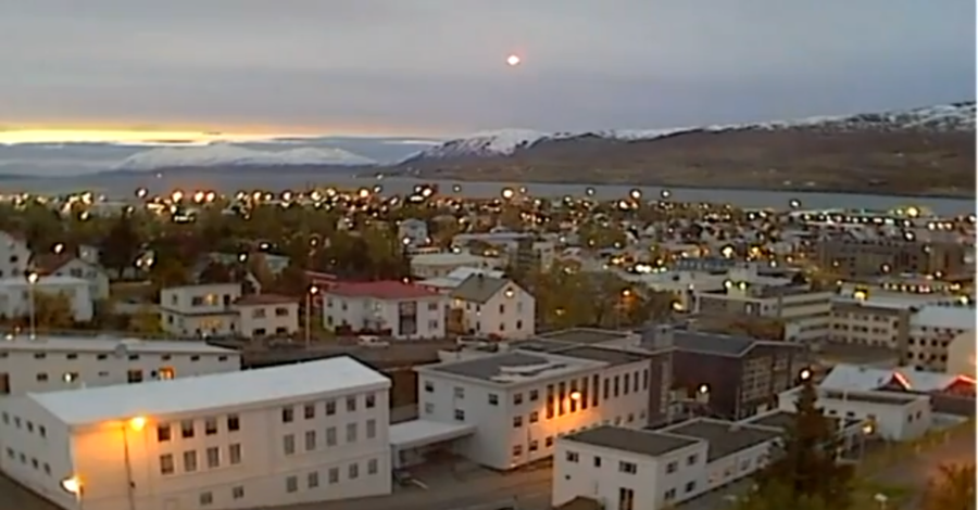Житель Исландии снял приземление НЛО на улице города