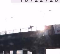 В Интернете появилось видео прыжка киевлянки с моста Метро