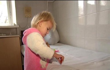Девочку, которую нашли на трассе под Киевом, забрали домой 