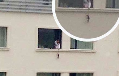 Первокурсница, поспорив с соседкой, вывесила кота за окно шестого этажа
