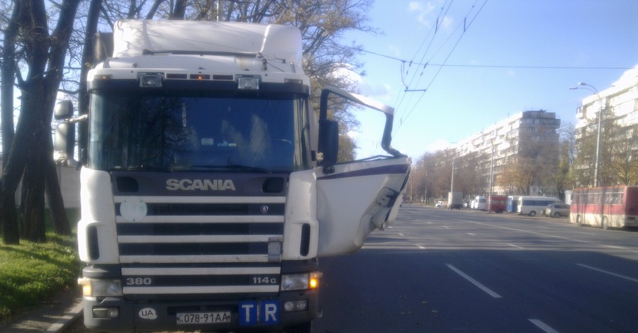 В Киеве пассажир на ходу выпал с маршрутки и попал под колеса другой машины