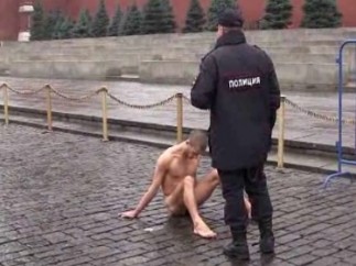 В Москве художник прибил свои гениталии к брусчатке 