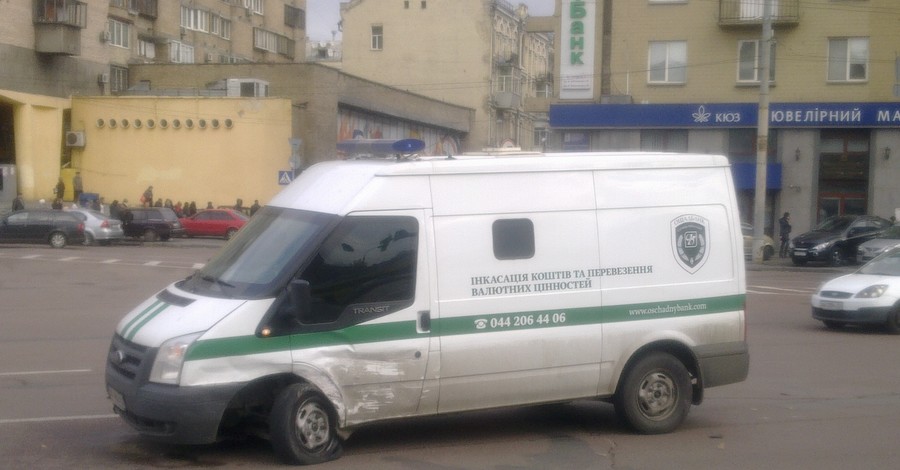 В Киеве инкассаторский автомобиль устроил аварию