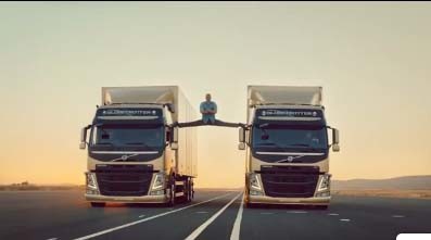 Жан-Клод Ван Дамм удивил поклонников шпагатом на движущихся грузовиках 