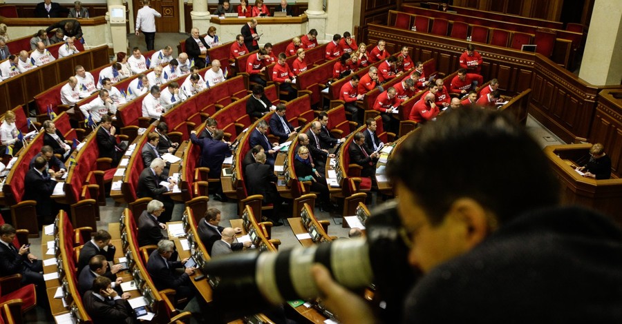 Депутаты на стекло от журналистов потратят 100 тысяч гривен