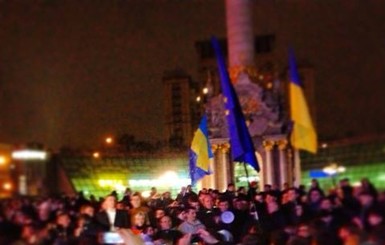 Митингующие на Майдане руками вытолкали машину ГАИ на середину Крещатика