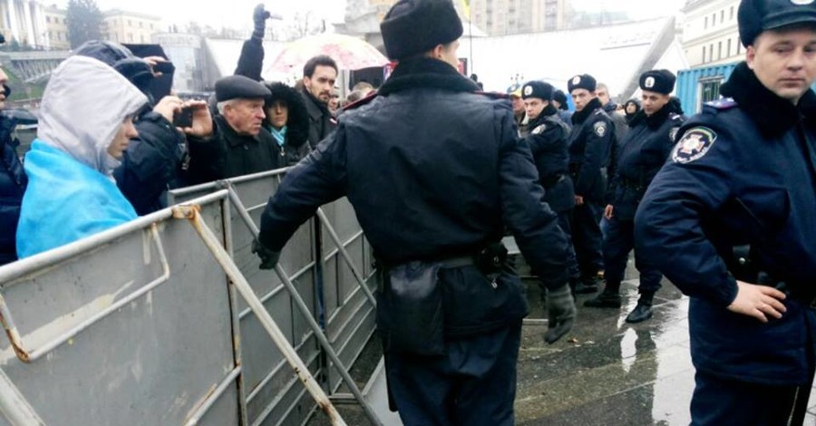 Милиция ограждает Майдан от митингующих