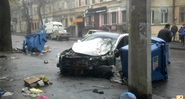 В Одессе лихач, убегая от ГАИ, разбил четыре автомобиля