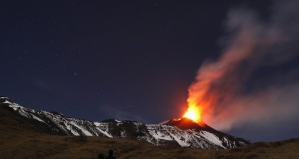 В Италии извергается вулкан: города Сицилии засыпало пеплом