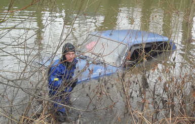 В Хмельницкой области в утонувшем авто обнаружили труп женщины