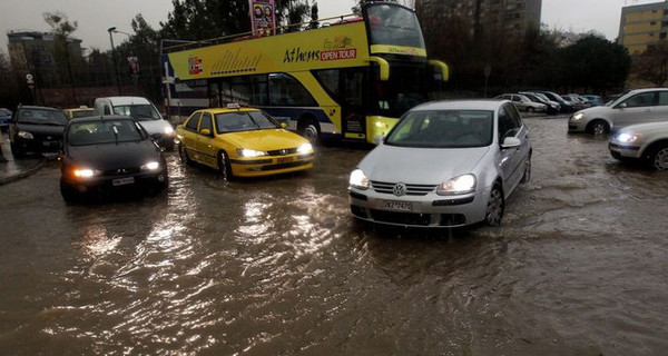 Мощное наводнение в Греции привело к первым жертвам