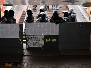 Активисты на Евромайдане греются у костров и слушают песни