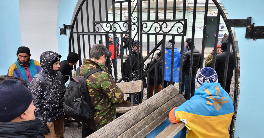 У Михайловского монастыря в Киеве растет число митингующих