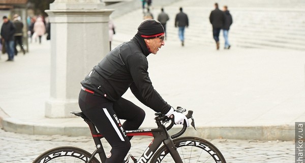 Кернес приехал на Анти-Евромайдан в спортивном костюме и на велосипеде