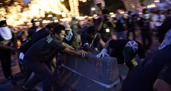 В Таиланде демонстранты пытаются захватить правительственные учреждения