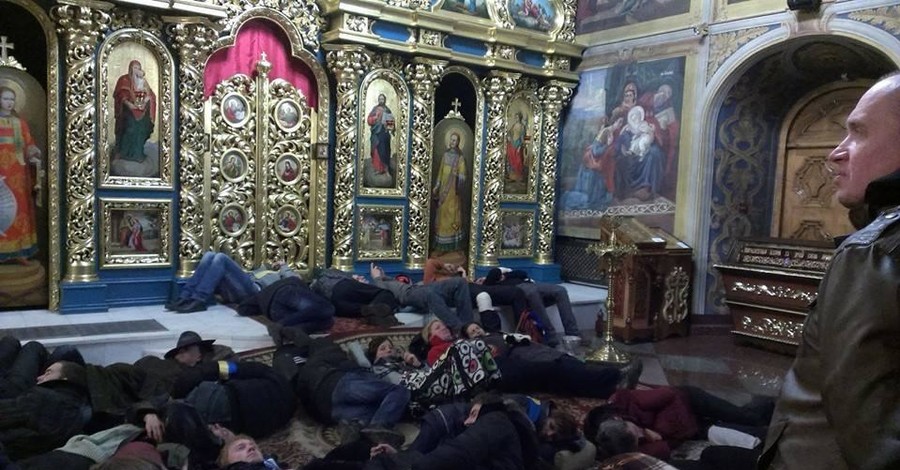 Митингующие спали в Михайловском соборе на коврах 