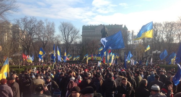На сцене Майдана выступает оппозиция