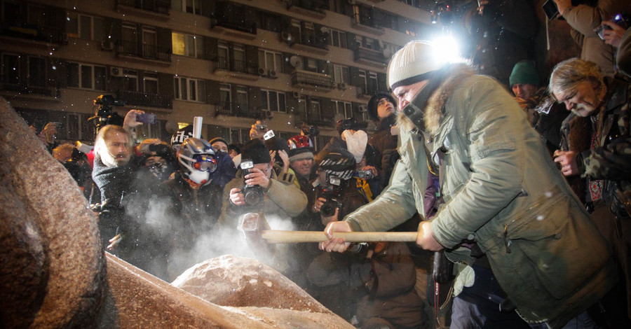 По факту сноса памятника Ленину в Киеве началось следствие