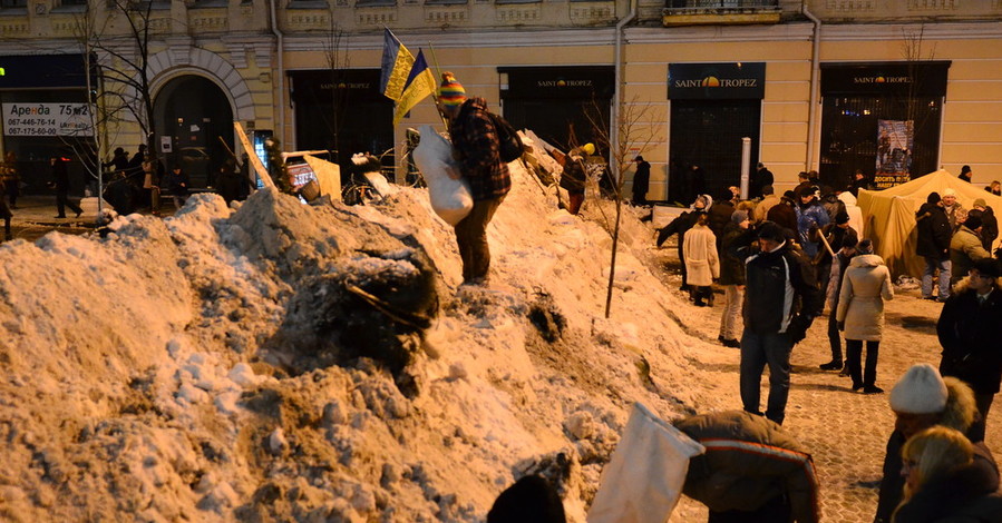 На Евромайдане караулят баррикады и ждут гостей из Донецка и Львова