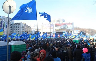 Митинг на Европейской площади охраняют сотни милиционеров