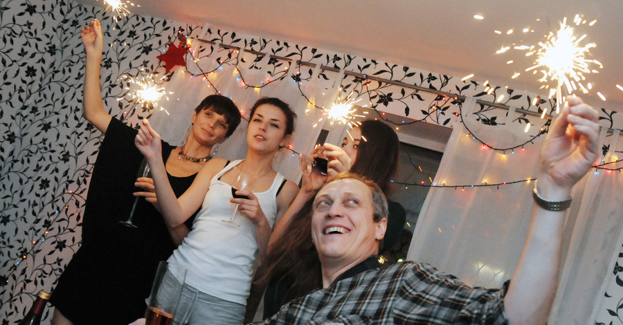 Девять из десяти украинцев наступающие праздники проведут дома